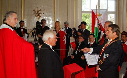 Sir Dobai Attilát lovaggá üti HEH Sir José Cosmelli, a rend régense