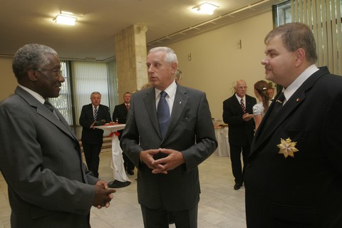 Joao Vahakeni úr, Sir Braun Gyula és Sir Nagy Károly András (balról jobbra)