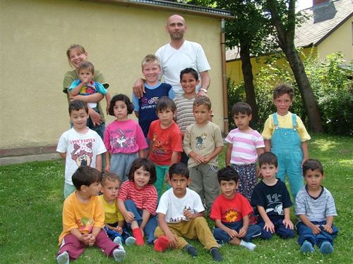 Sir Király Csaba holtmarosi magyar árvákkal Fadd-Domboriban