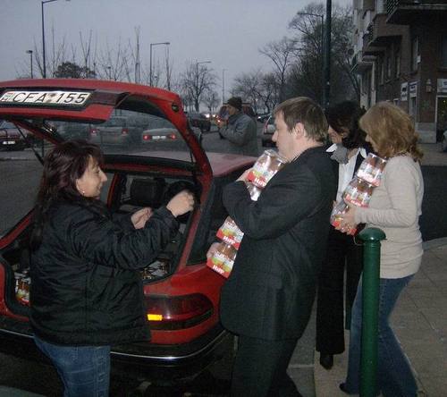 Az adományok bepakolása Az adományok bepakolása
